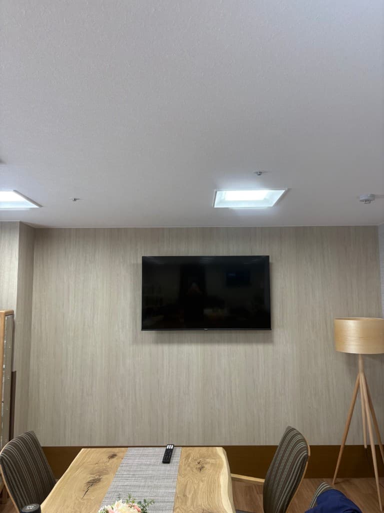 施設居室へのテレビ壁掛け工事施工例