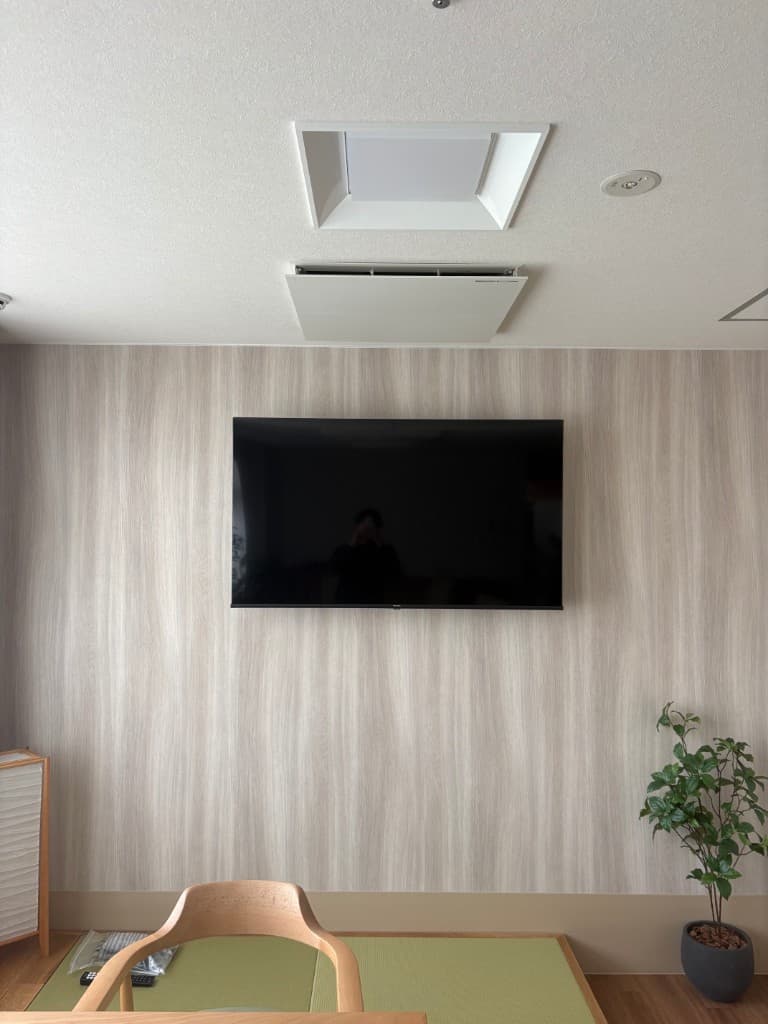 施設居室への大型テレビ壁掛け工事